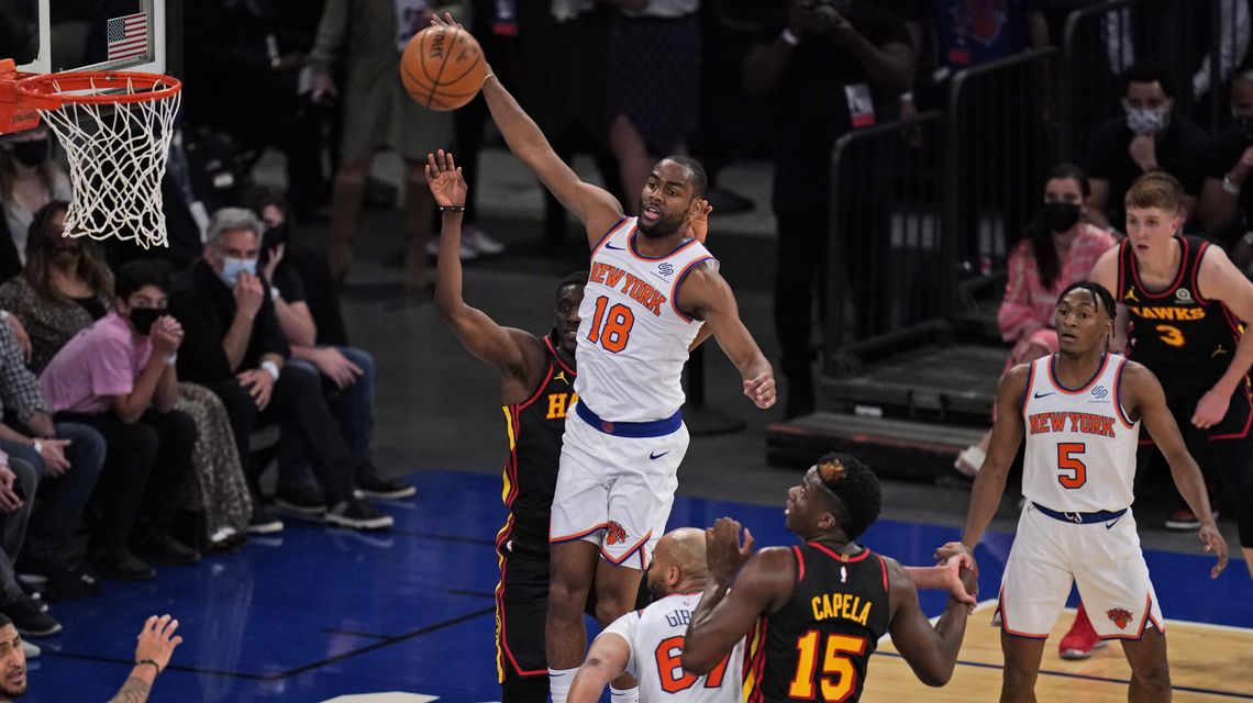 Young hits runner with 0.9 left to lift Hawks past Knicks