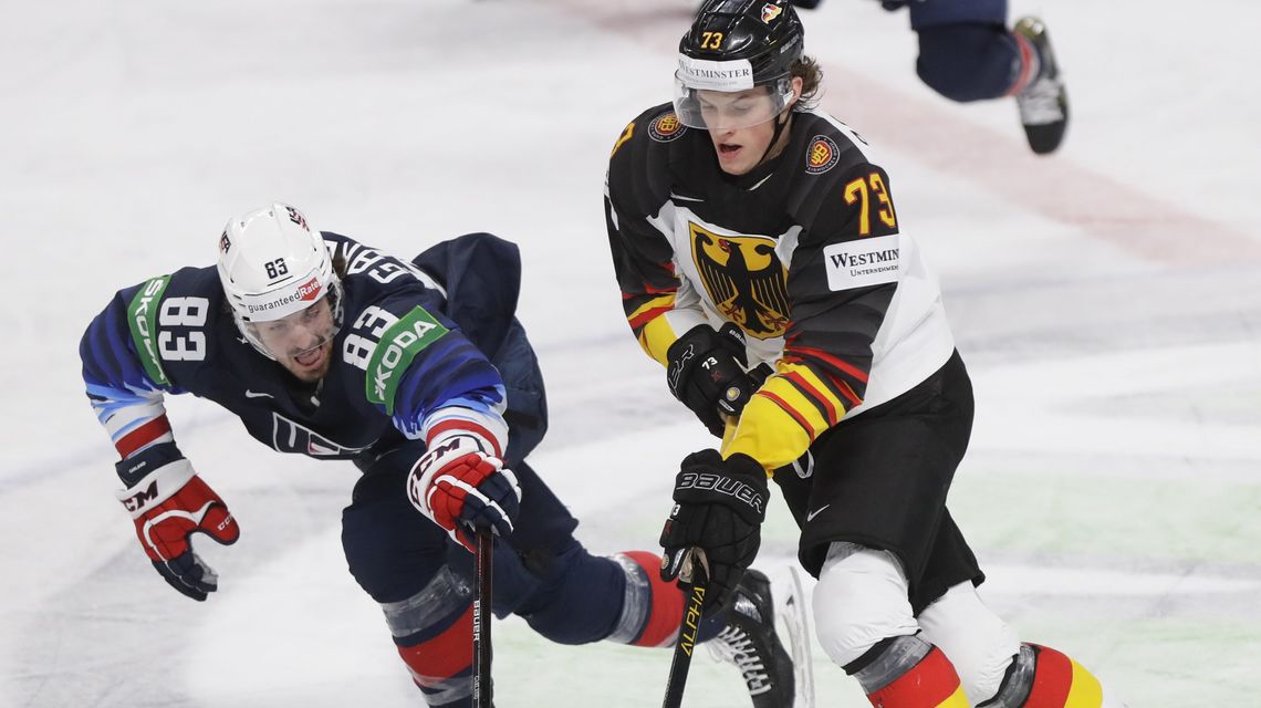 Blackhawks, F Lukas Reichel agree to 3-year contract