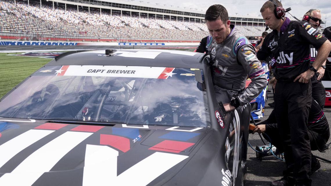 Alex Bowman inks 2-year extension with Hendrick Motorsports