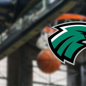 Courtney Lee stays in Oklahoma