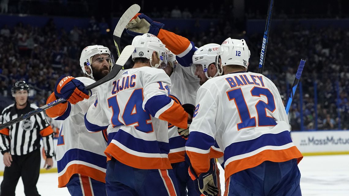 Defend NY: Jets bond while supporting Islanders in playoffs