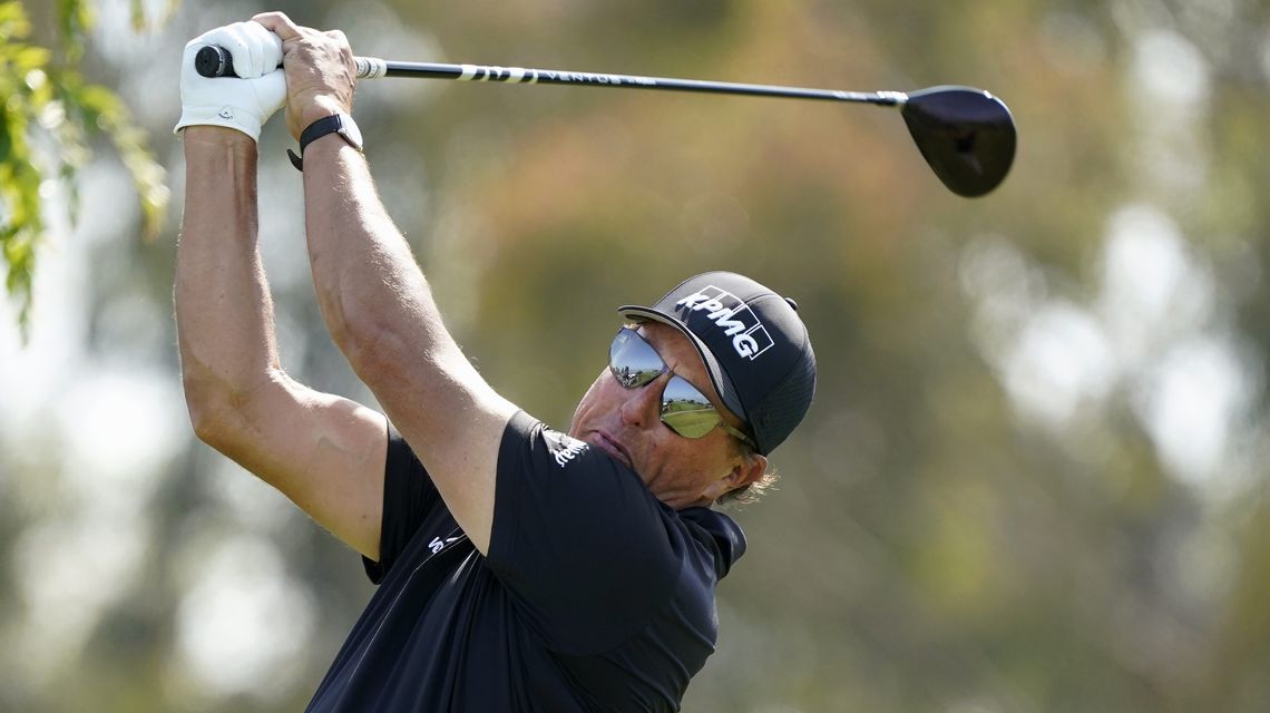 Mickelson off to uneven start after dinging at U.S. Open