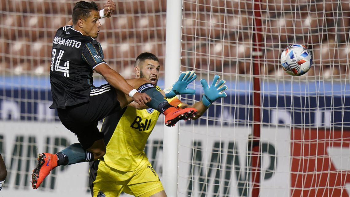Álvarez breaks late tie, Galaxy beat Whitecaps 2-1