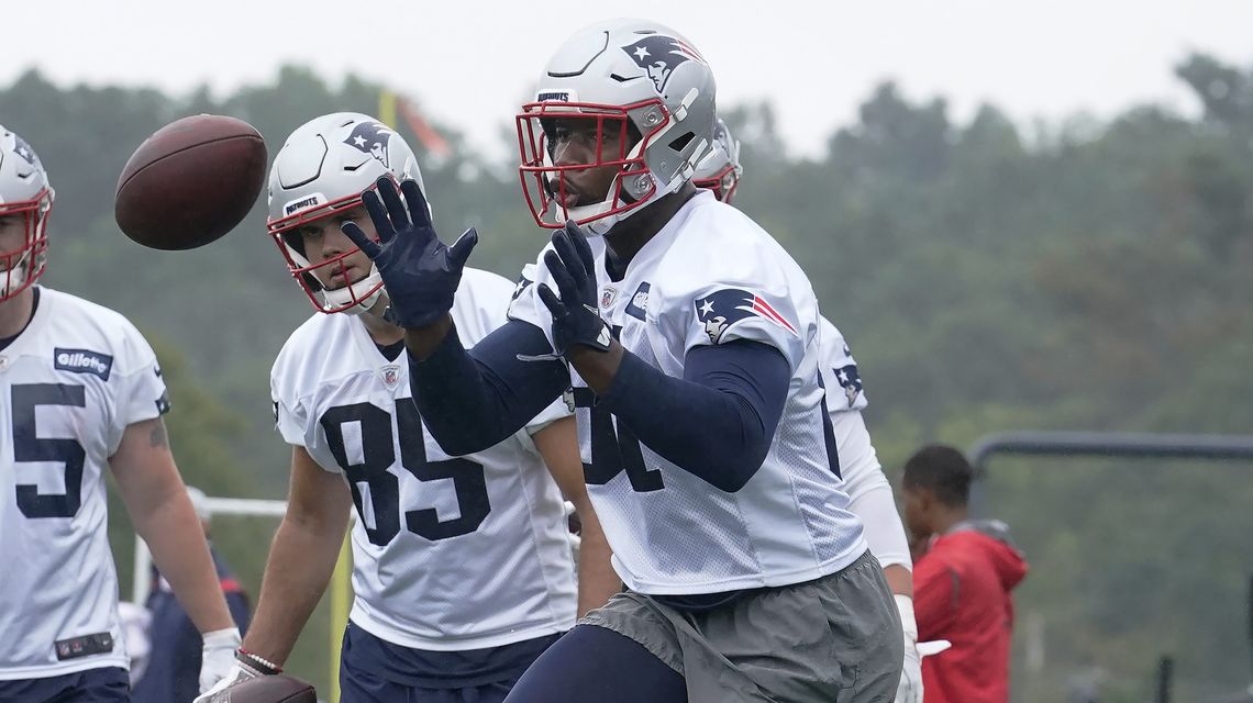 Back on field, Smith eyeing possibilities for Patriots TEs
