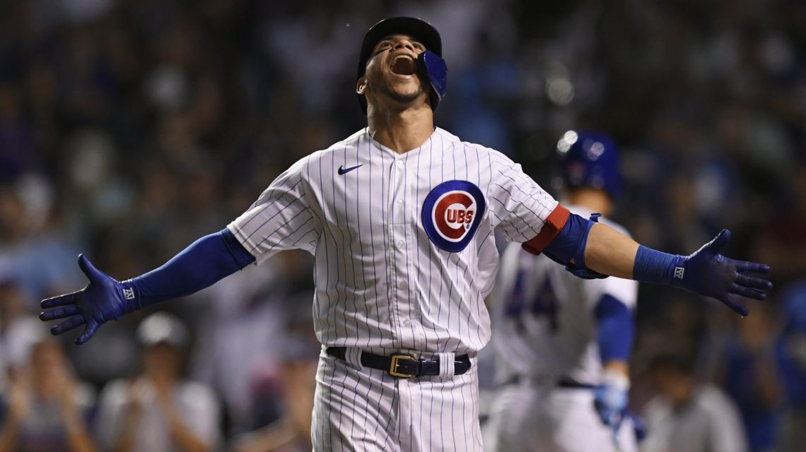 Báez hits bases-loaded single in 9th as Cubs top Reds 6-5