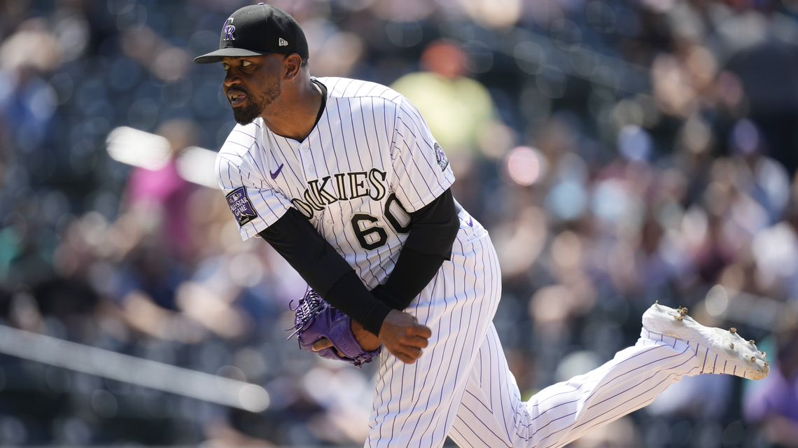 Reds acquire reliever Givens from Rockies for prospects