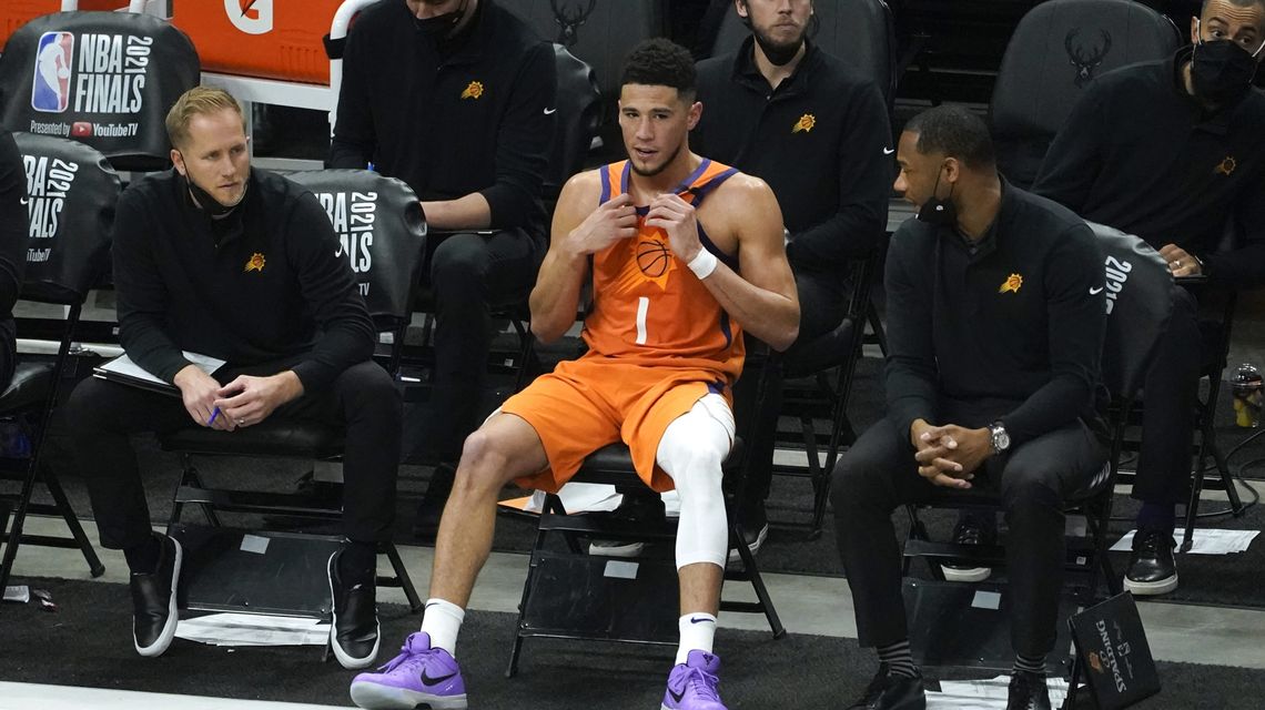 Frustrating fourth quarter, fouls derail Devin Booker, Suns