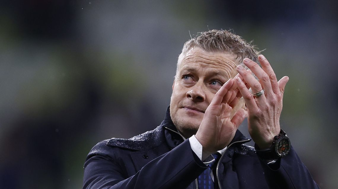 Manchester United manager Solskjaer signs contract extension
