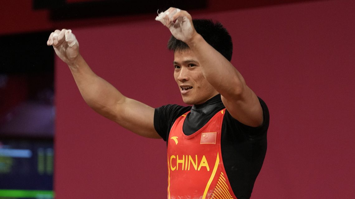 Flamingo stance helps weightlifter Li Fabin win Olympic gold