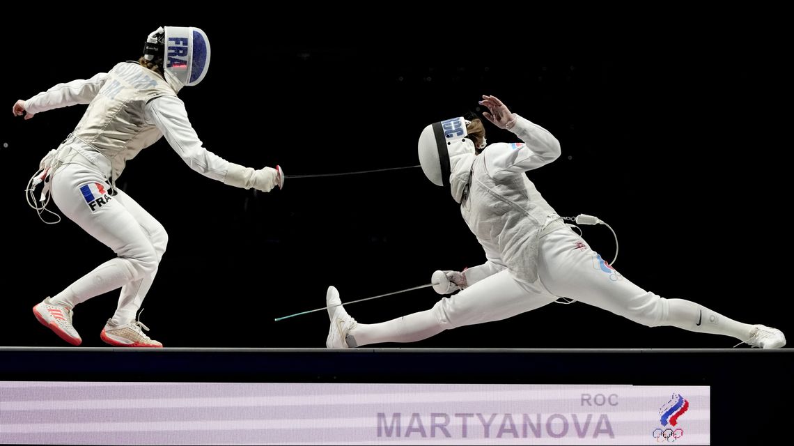 Despite ankle injury, Russians win team foil at Olympics