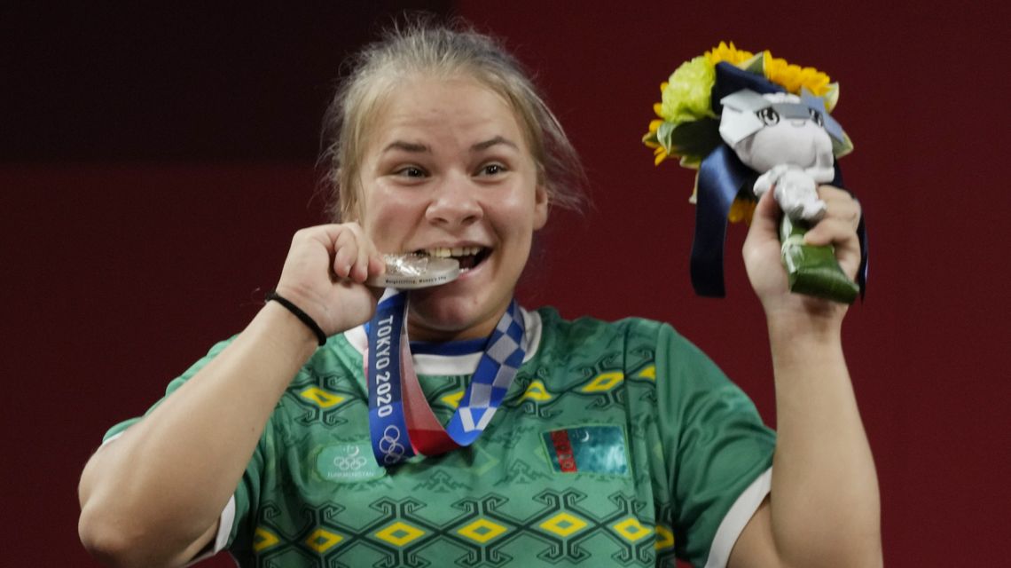 Weightlifter Guryeva wins Turkmenistan’s 1st Olympic medal