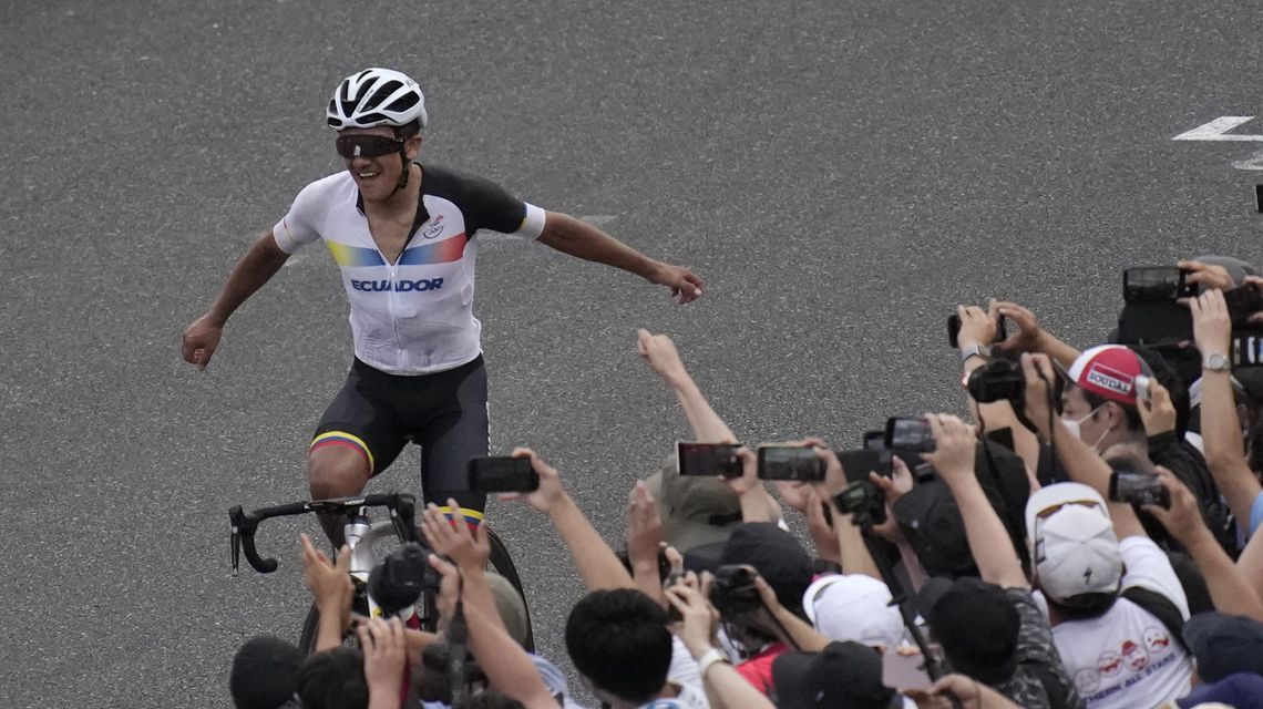 Carapaz wins men’s road race for Ecuador’s 1st cycling medal