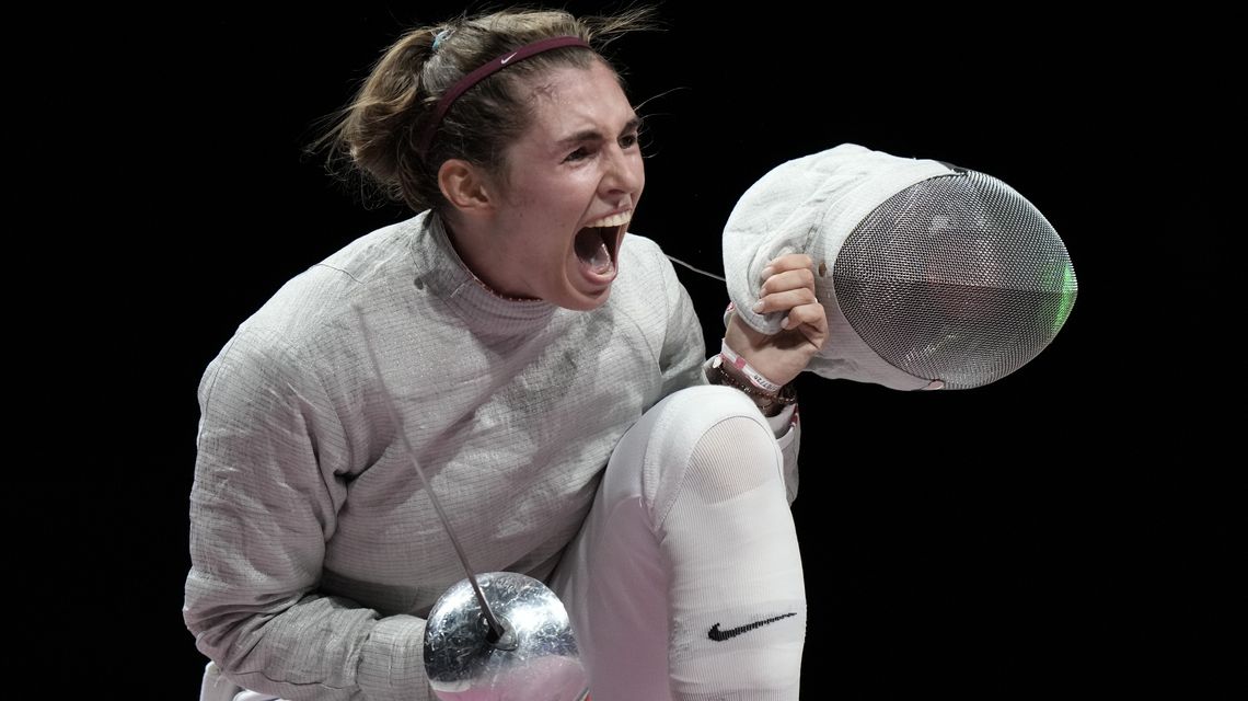 Fencer Pozdniakova wins Olympic gold in family tradition