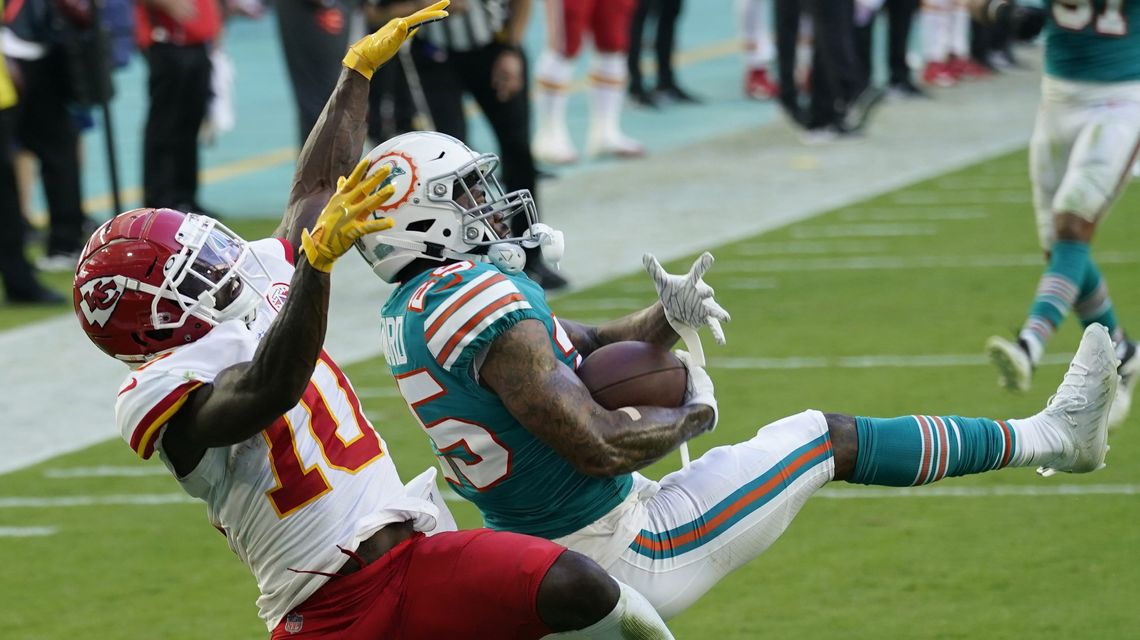 All-Pro CB Howard sits out Dolphins practice with injury