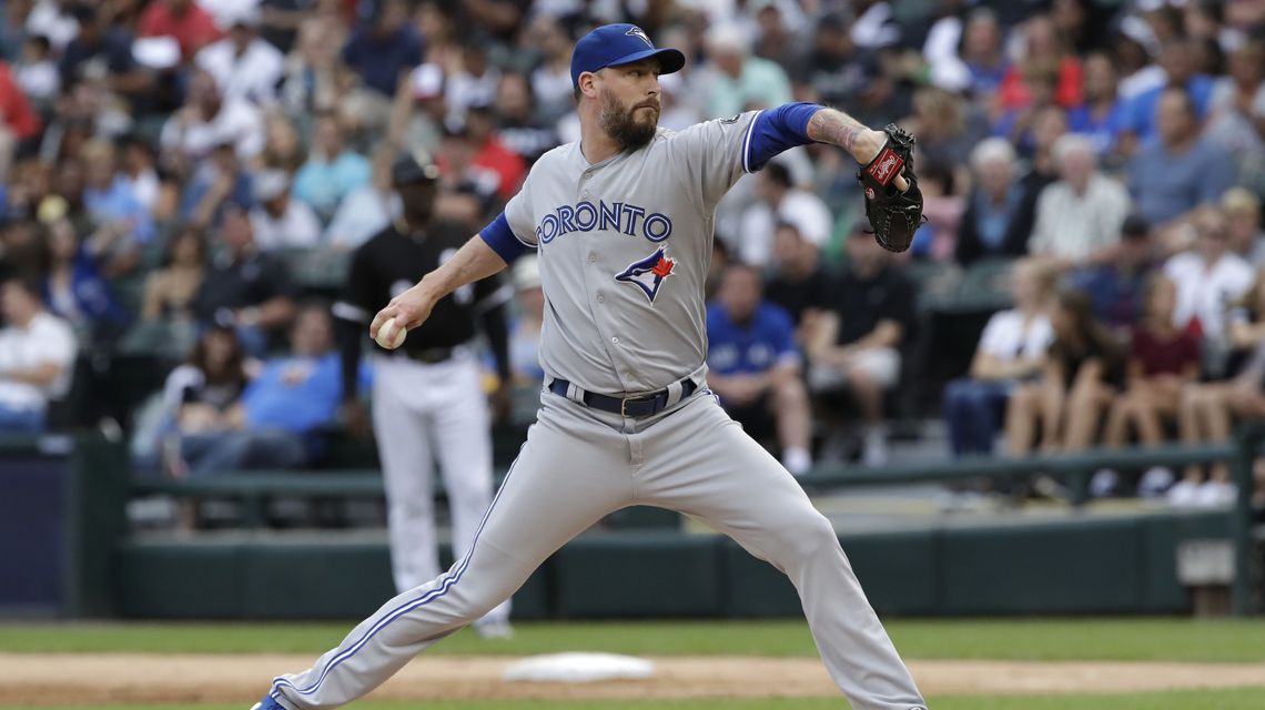 Brewers acquire veteran reliever John Axford from Blue Jays