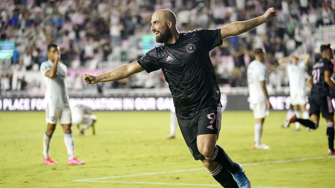 Gil scores in 91st, Revolution clinch 1st MLS playoff spot