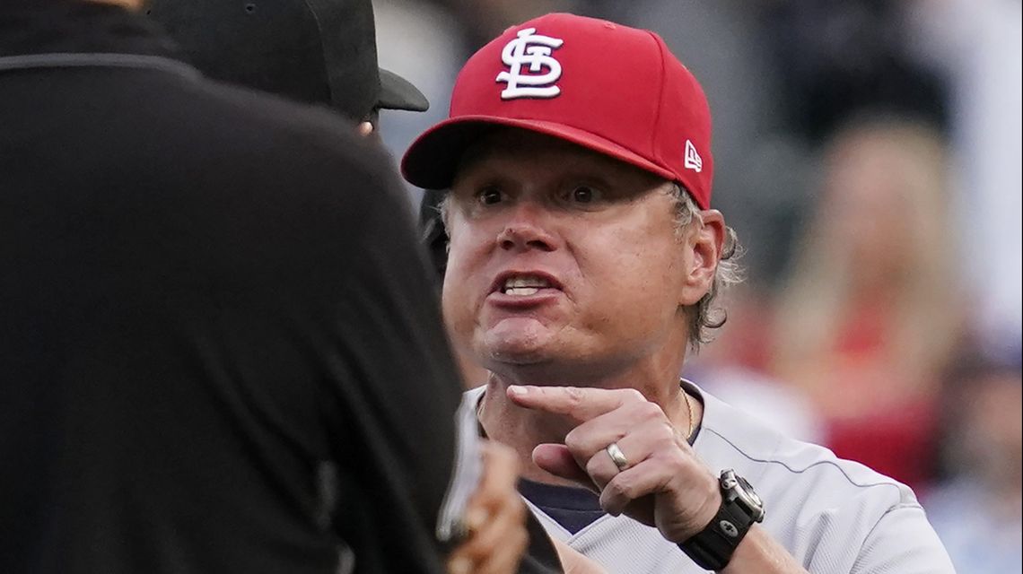 Umpire provides explanation for wild play in Cardinals-Cubs