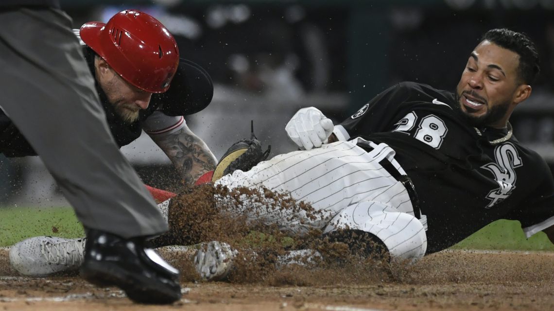 Robert, Lopez lift White Sox over eliminated Reds 7-1