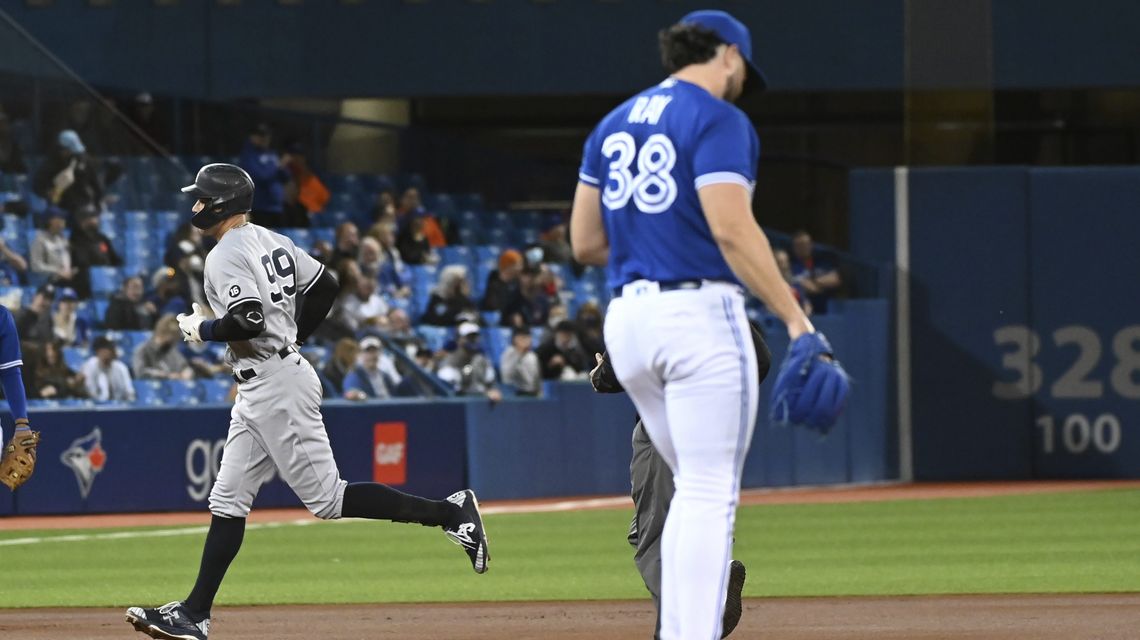 Judge HRs twice, Yankees beat Jays 6-2 to extend WC lead