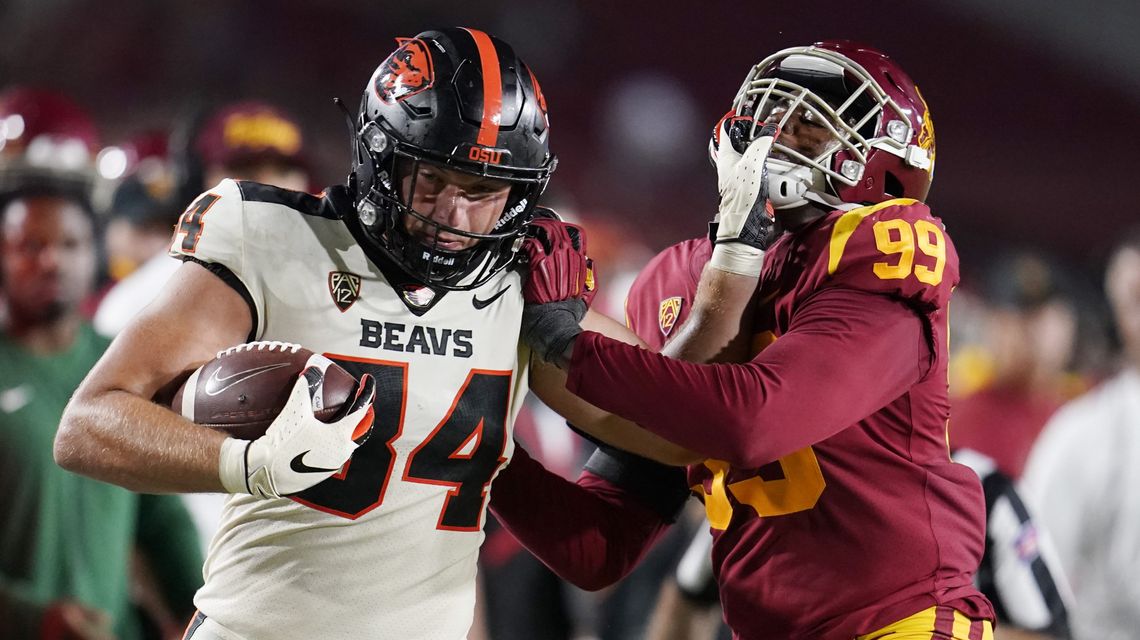 Beavers batter Trojans for first win in Coliseum since 1960