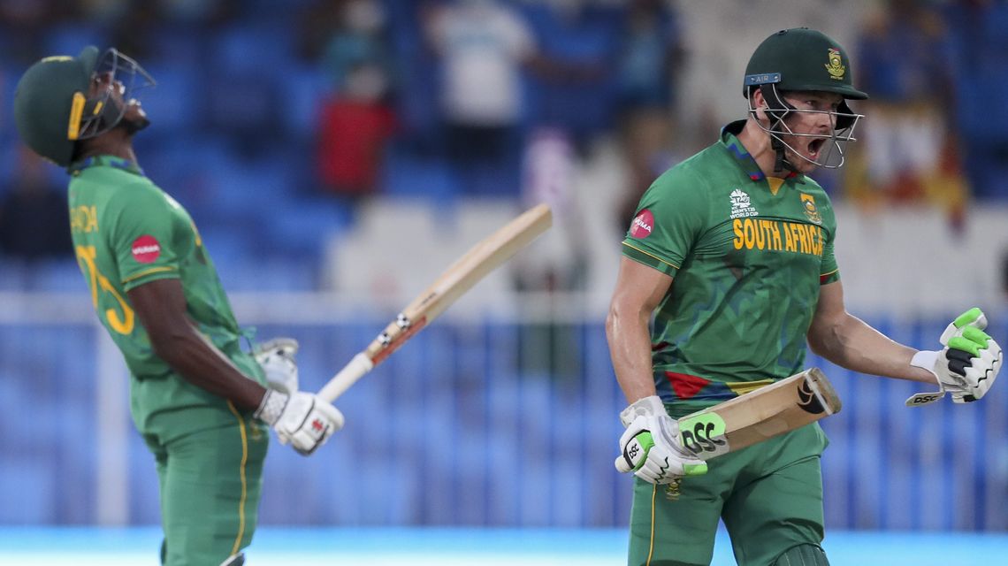 De Kock takes knee as South Africa beats Sri Lanka at WCup