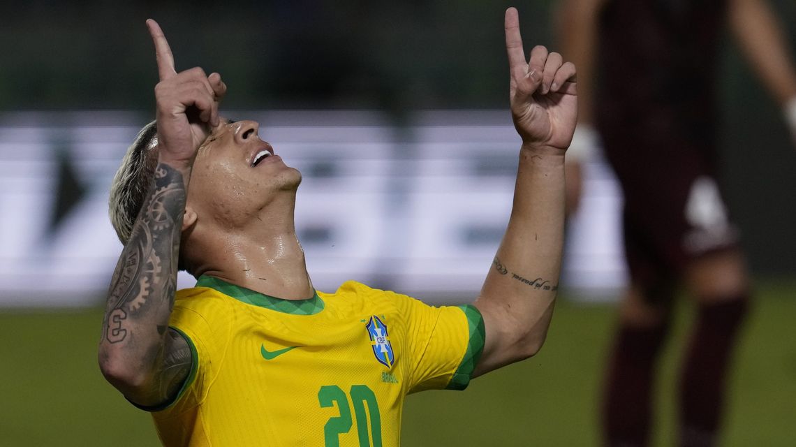 Brazil wins and Argentina draws away in World Cup qualifiers