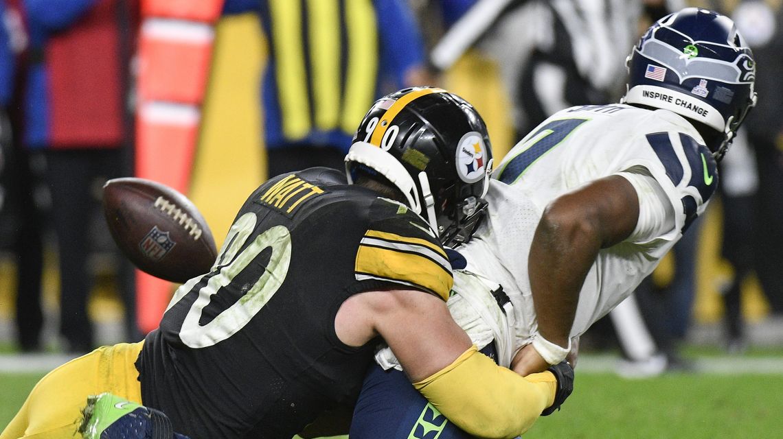 Smith’s late miscue leads to Seahawks’ loss against Steelers