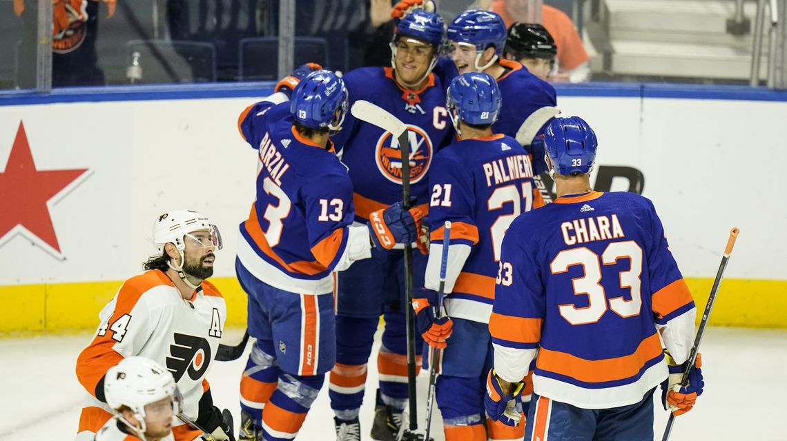 Lee scores in first game since injury, Islanders beat Flyers