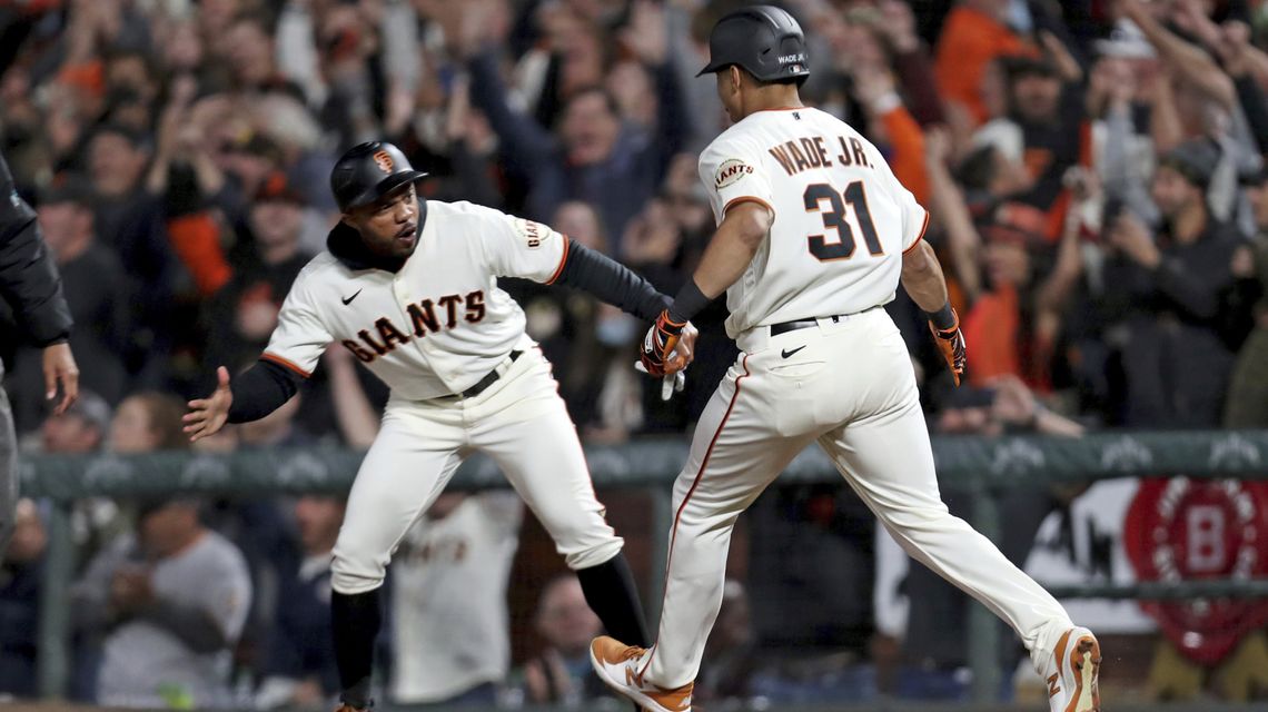 Wade, Giants beat D-backs in 9th, hold 2-game NL West edge