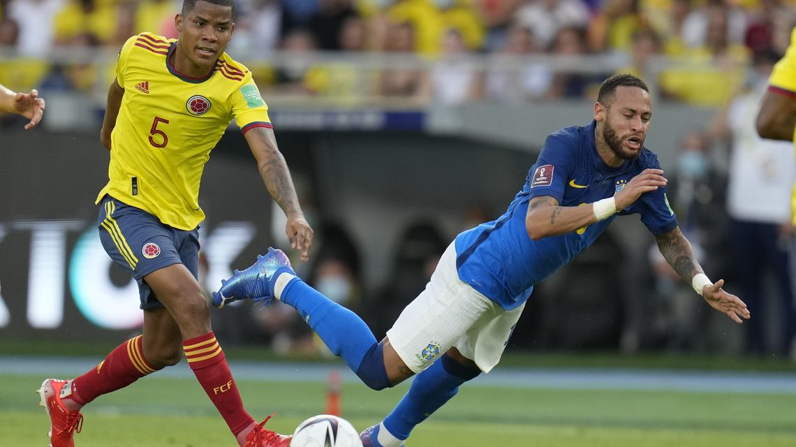 Neymar’s Brazil teammates urge him to keep playing past WCup