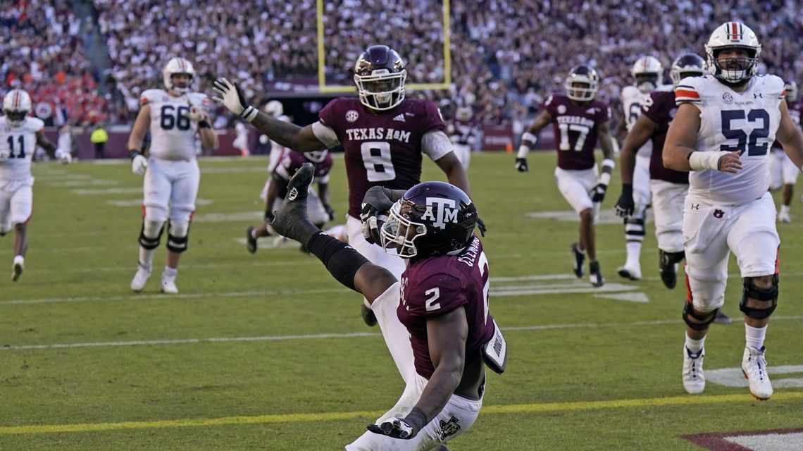 Clemons’ scoop-and-score seals Texas A&M’s win over Auburn