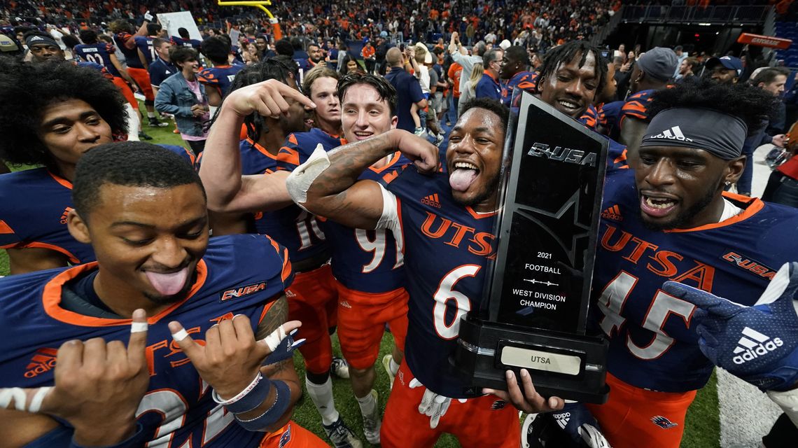 No. 15 UTSA scores late to beat UAB 34-31, clinch division