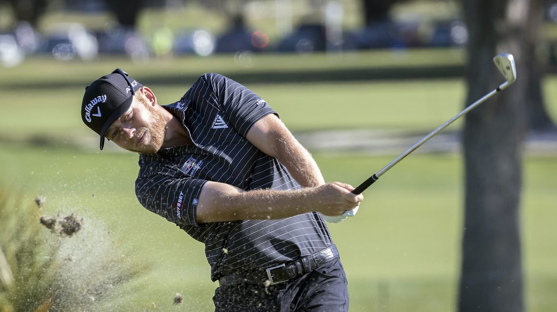 Gooch handles the wind at Sea Island and takes 1-shot lead