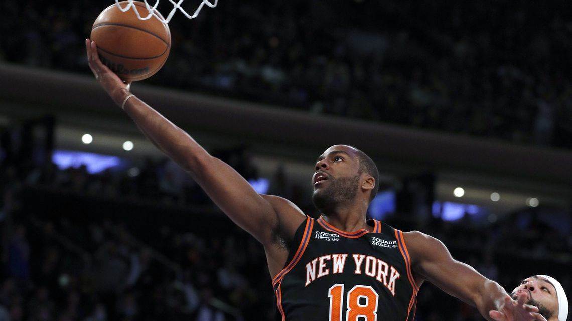 Knicks hold off Lakers team missing suspended James, 106-100