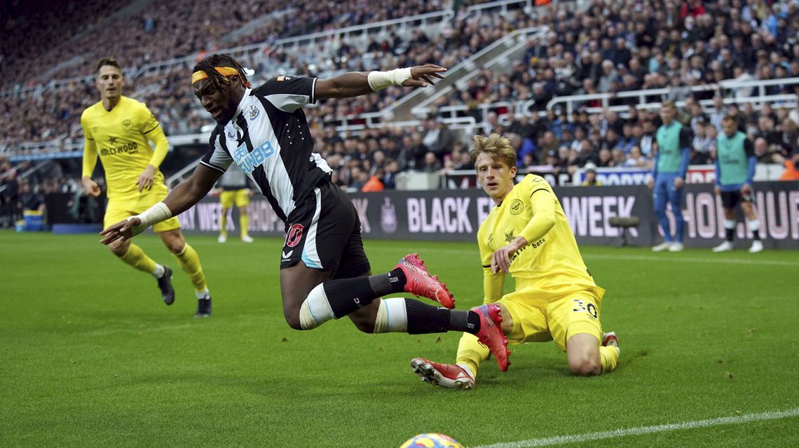 Newcastle rescues 3-3 draw with Brentford in Howe’s 1st game