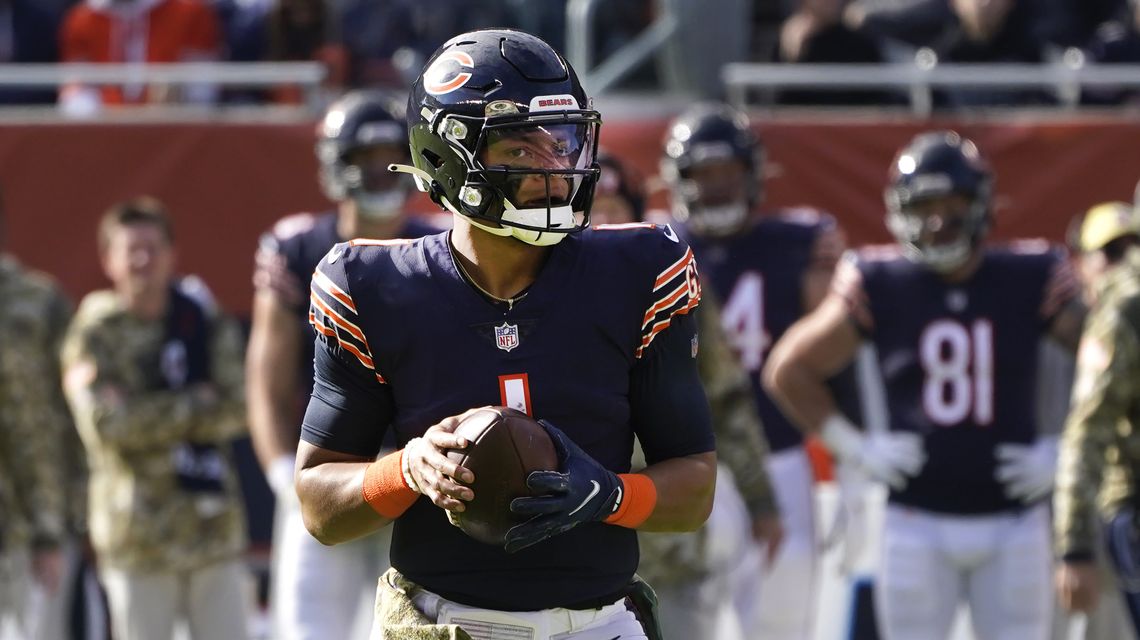 Injury to ribs leaves Fields’ status up in the air for Bears