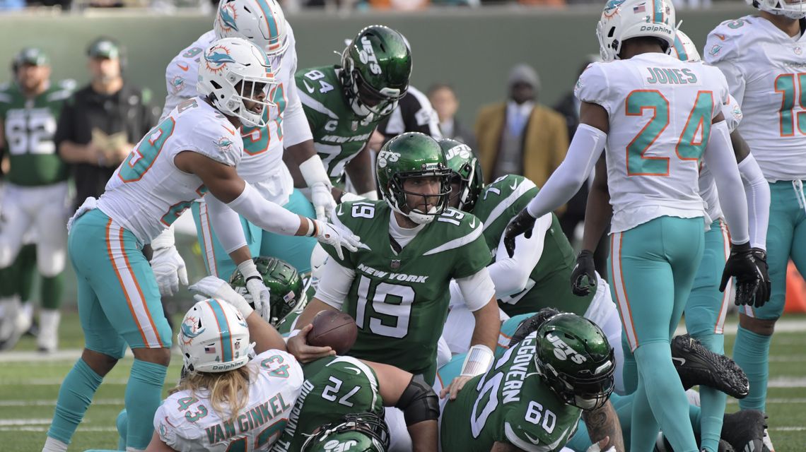 Mistakes, penalties doom Jets in 24-17 loss to Dolphins