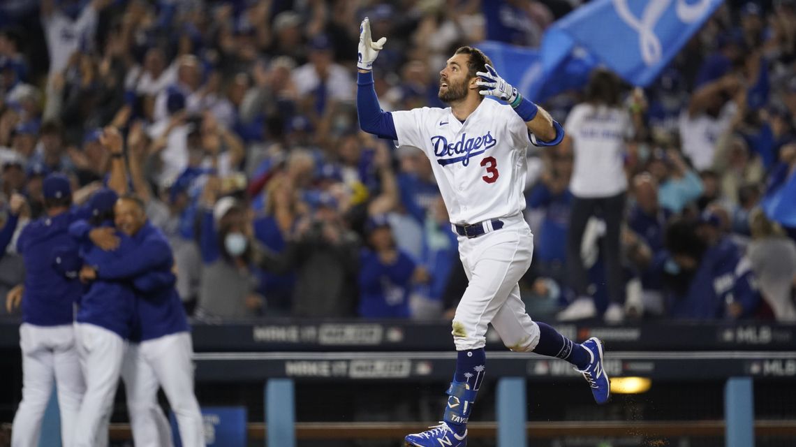 Dodgers bring back Chris Taylor for $60M over 4 years
