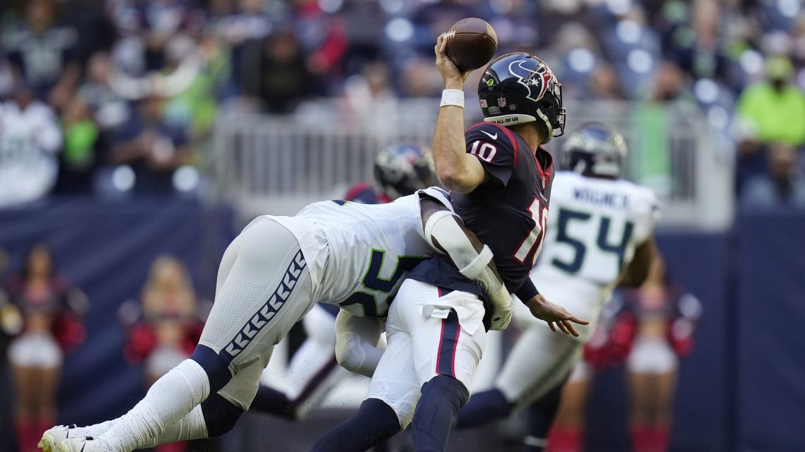Mills struggles in second half as Seahawks beat Texans 33-13