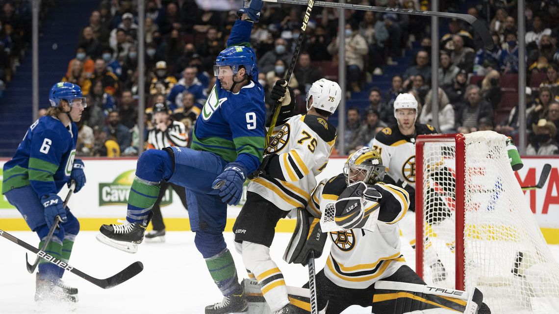Canucks beat Bruins 2-1 in SO, Boudreau improves to 2-0