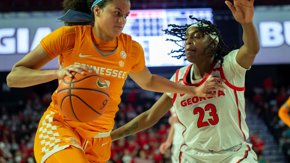 Horston leads streaking No. 5 Tennessee past Georgia 63-55