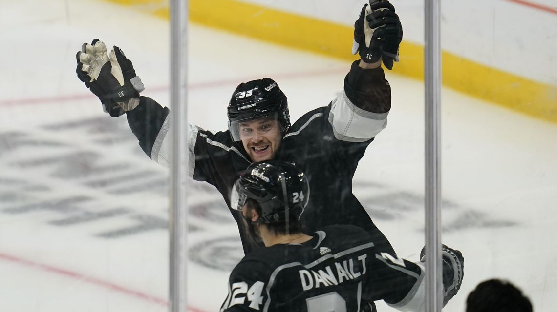 Kings hold off late charge by Rangers for 3-1 win