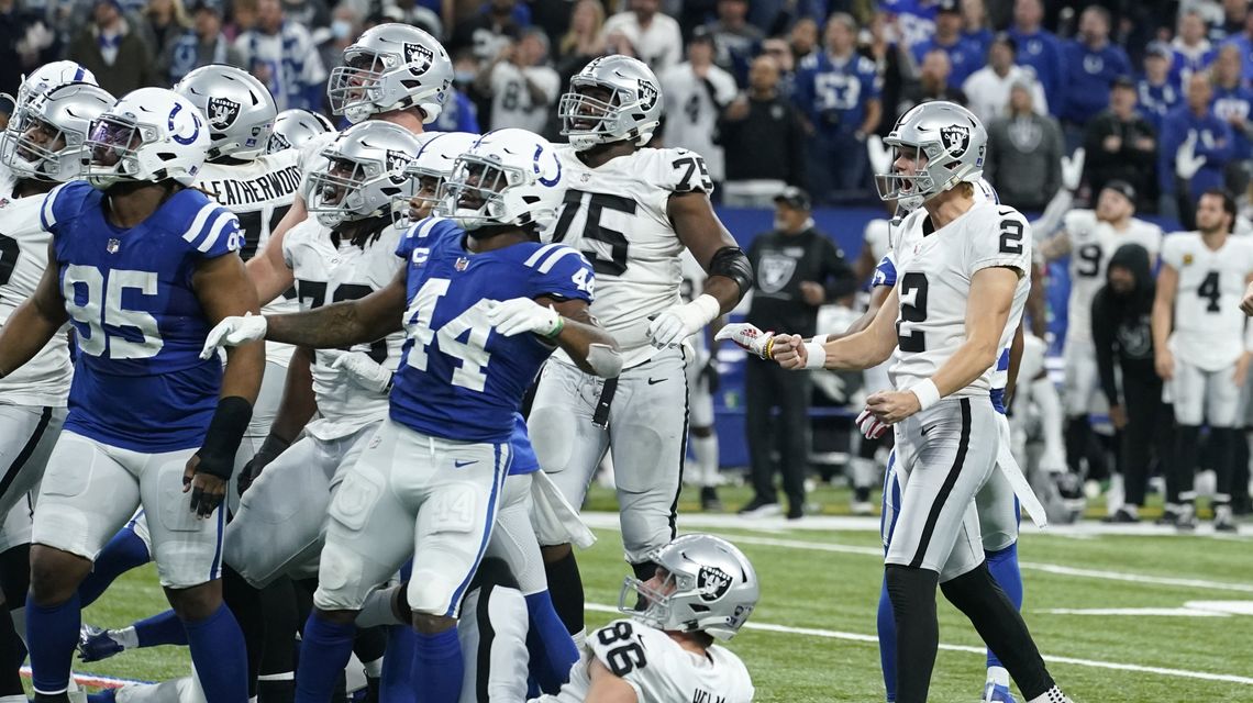 Carr, Raiders beat Colts 23-20 to close in on playoff spot