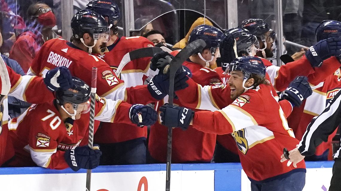 Panthers win 4th consecutive game, roll past Flames 6-2