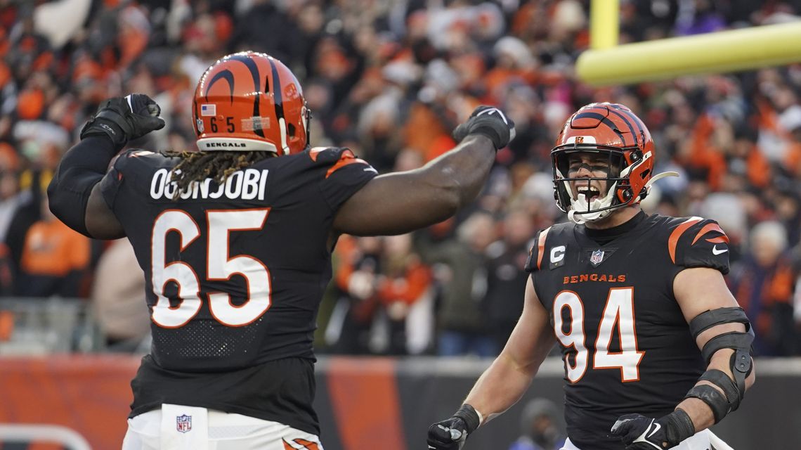 Bengals hold on, finally win in playoffs, 26-19 over Raiders
