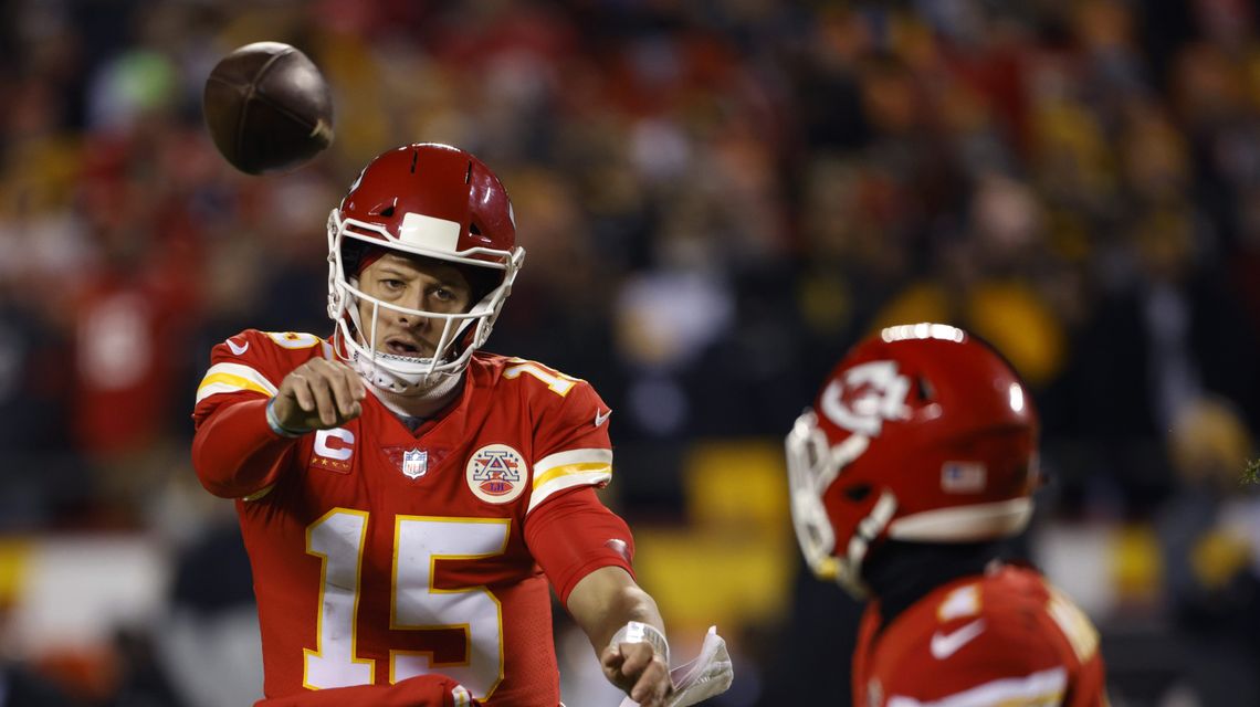 Mahomes leads Chiefs to 42-21 wild-card romp over Steelers