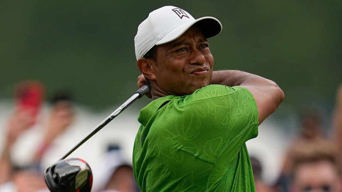 Woods plays through pain, makes another major cut at PGA