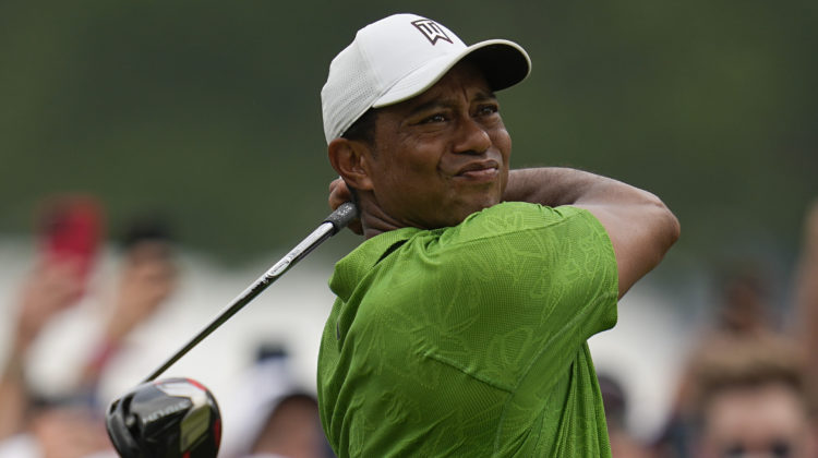 Woods plays through pain, makes another major cut at PGA