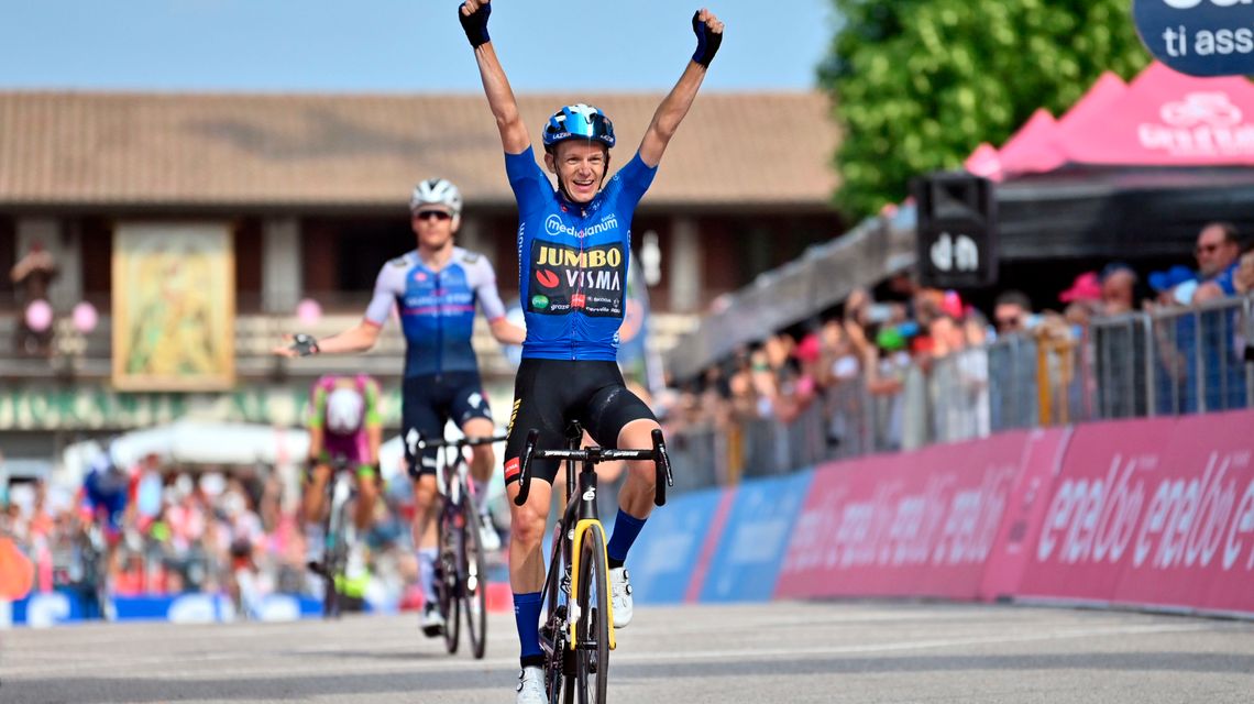 Bouwman wins Giro stage; Carapaz still leads overall