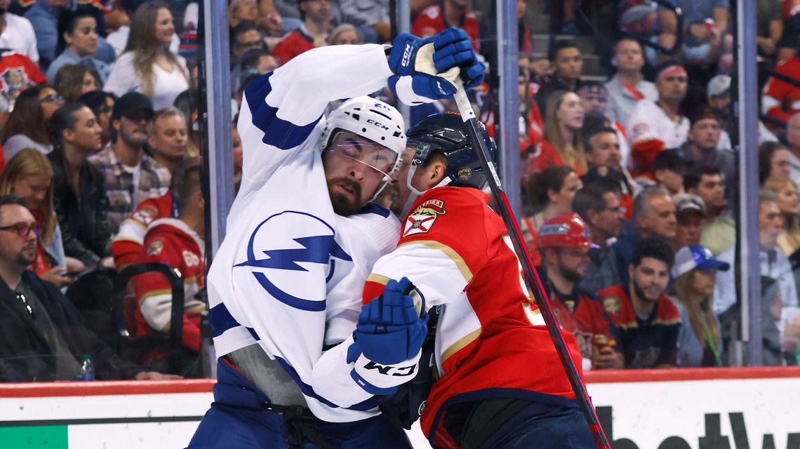 Colton scores late, Lightning beat Panthers 2-1 in Game 2